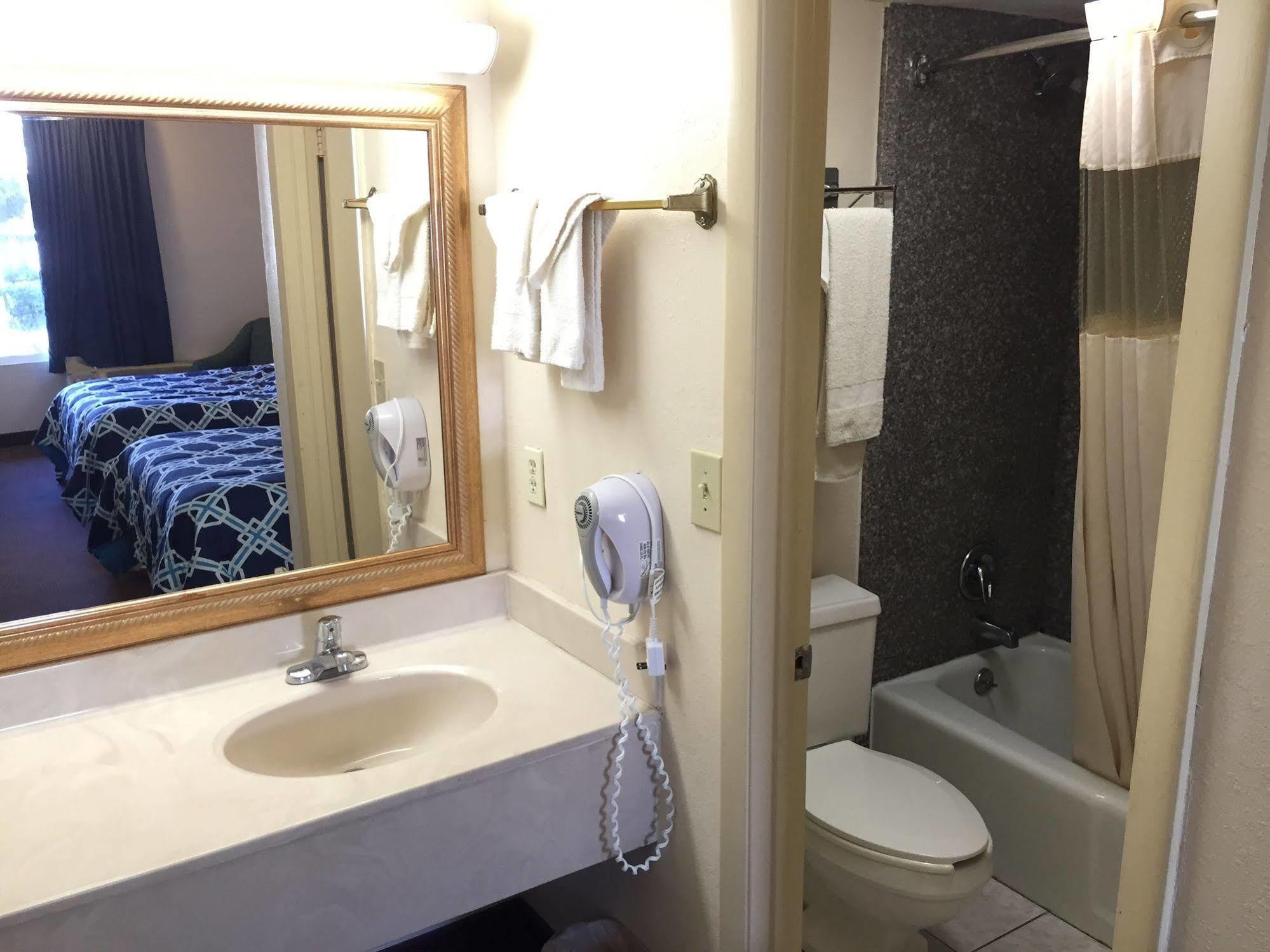 Budget Inn Of דה לנד מראה חיצוני תמונה